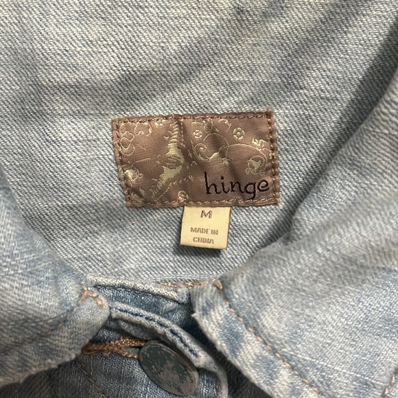 Hinge Distressed Cropped Light Wash Denim Jacket Size Medium - Picture 2 of 6